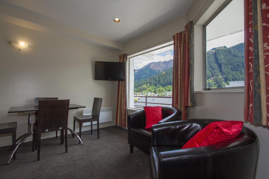 Caples Court Motel & Apartments Куийнстаун Стая снимка