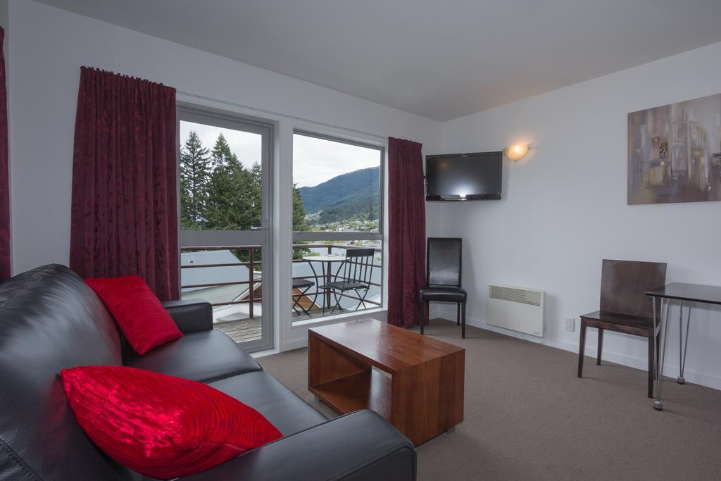 Caples Court Motel & Apartments Куийнстаун Стая снимка