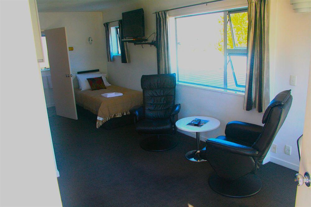 Caples Court Motel & Apartments Куийнстаун Екстериор снимка