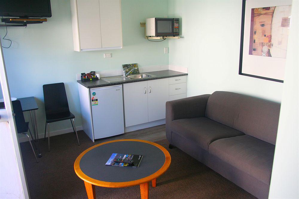 Caples Court Motel & Apartments Куийнстаун Екстериор снимка