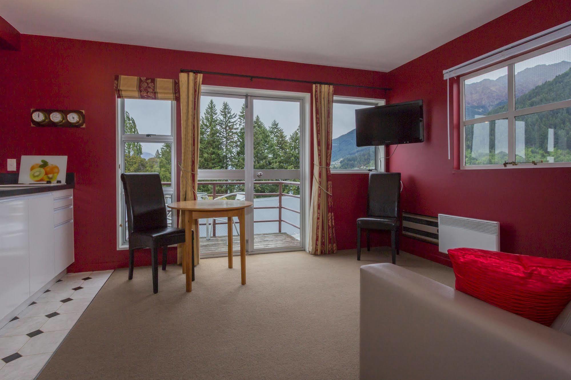 Caples Court Motel & Apartments Куийнстаун Екстериор снимка