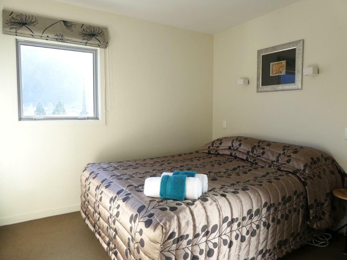 Caples Court Motel & Apartments Куийнстаун Екстериор снимка
