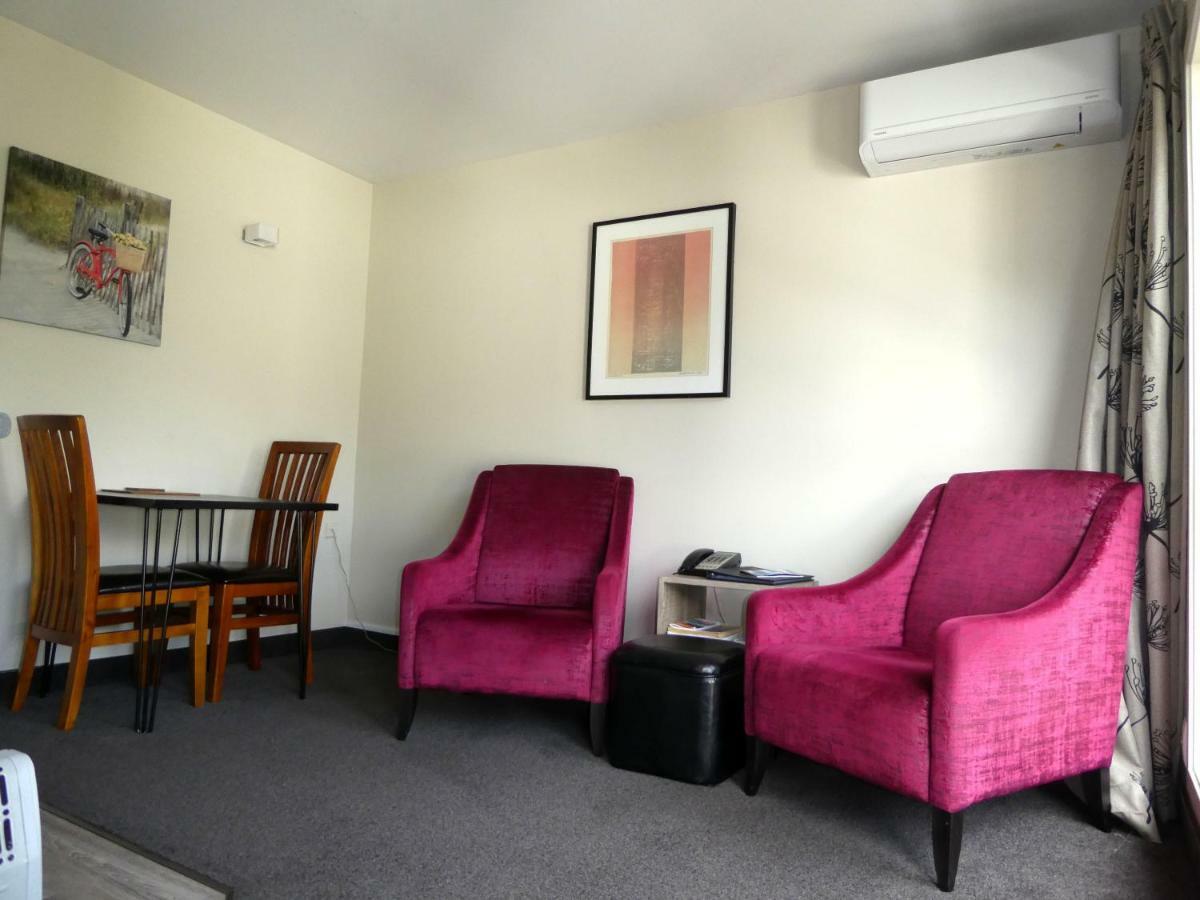 Caples Court Motel & Apartments Куийнстаун Екстериор снимка