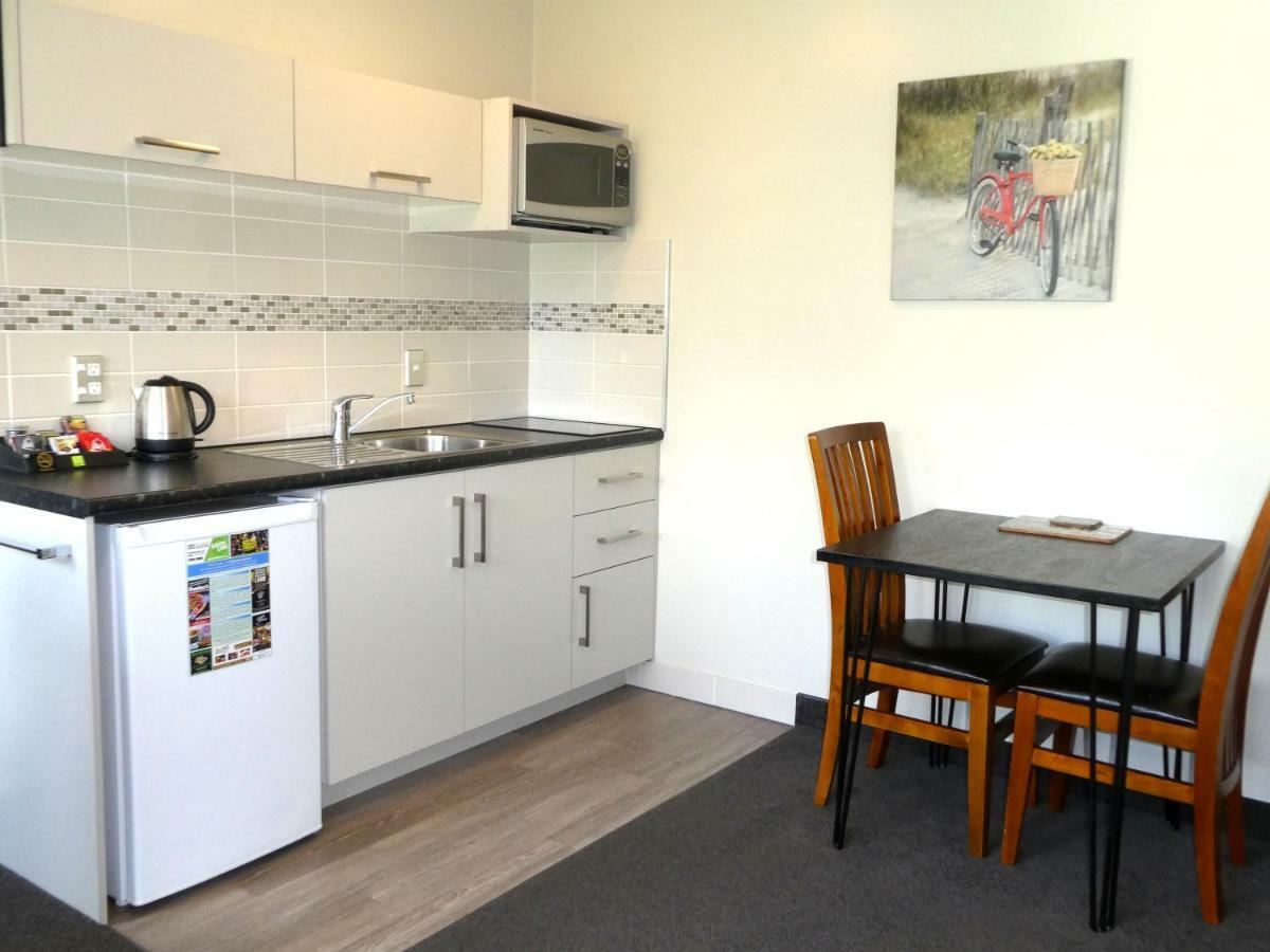 Caples Court Motel & Apartments Куийнстаун Екстериор снимка
